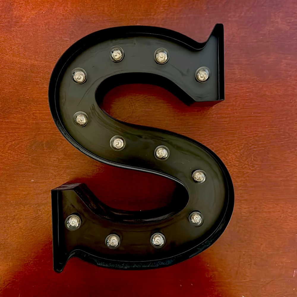 S initial light sign